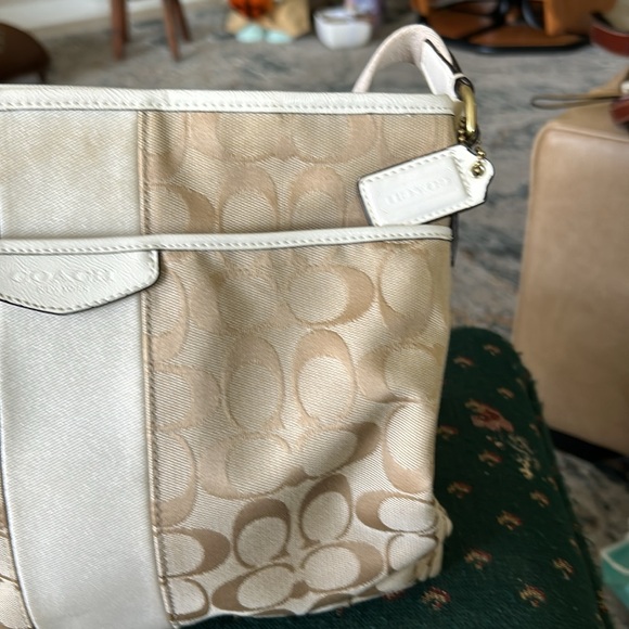Coach canvas signature bag, bees, trimmed in white, leather cross bodwitj tag - Picture 3 of 10
